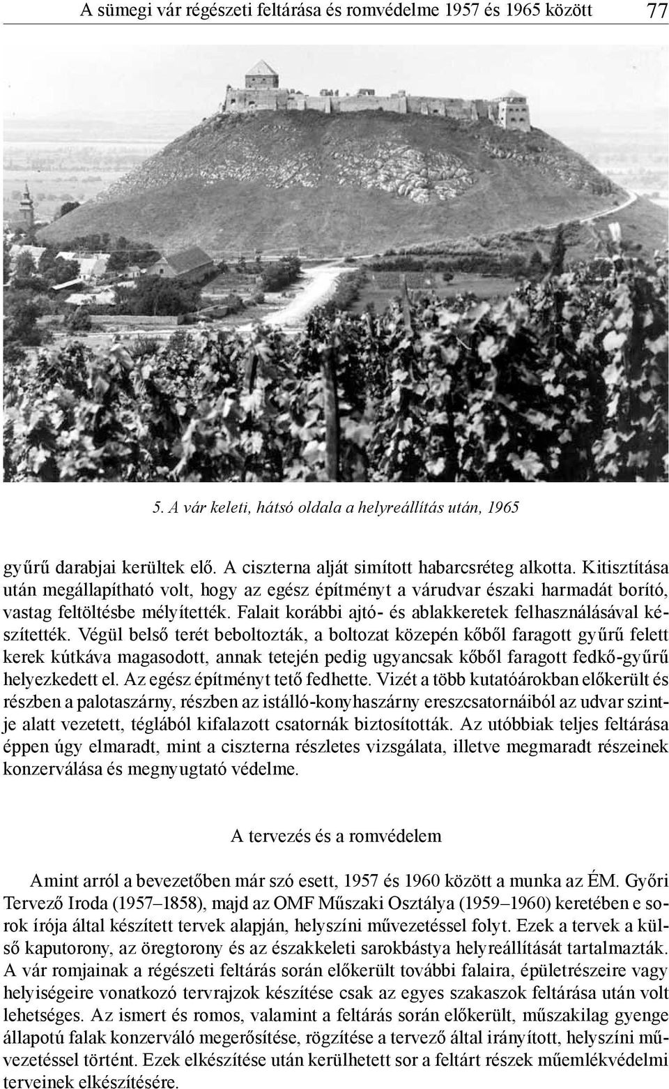 Falait korábbi ajtó- és ablakkeretek felhasználásával készítették.