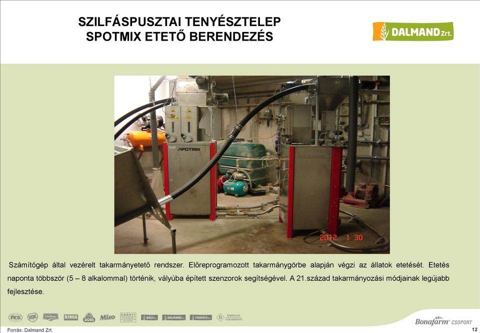 Előreprogramozott takarmánygörbe alapján végzi az állatok etetését.