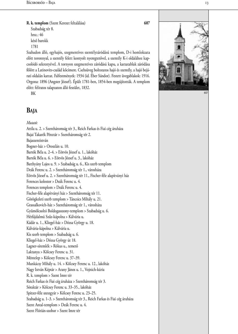 sekrestyével. A tornyon szegmentíves záródású kapu, a karzatablak záródása fölött a Latinovits-család kőcímere. Csehsüveg boltozatos hajó és szentély, a hajó bejárati oldalán karzat.