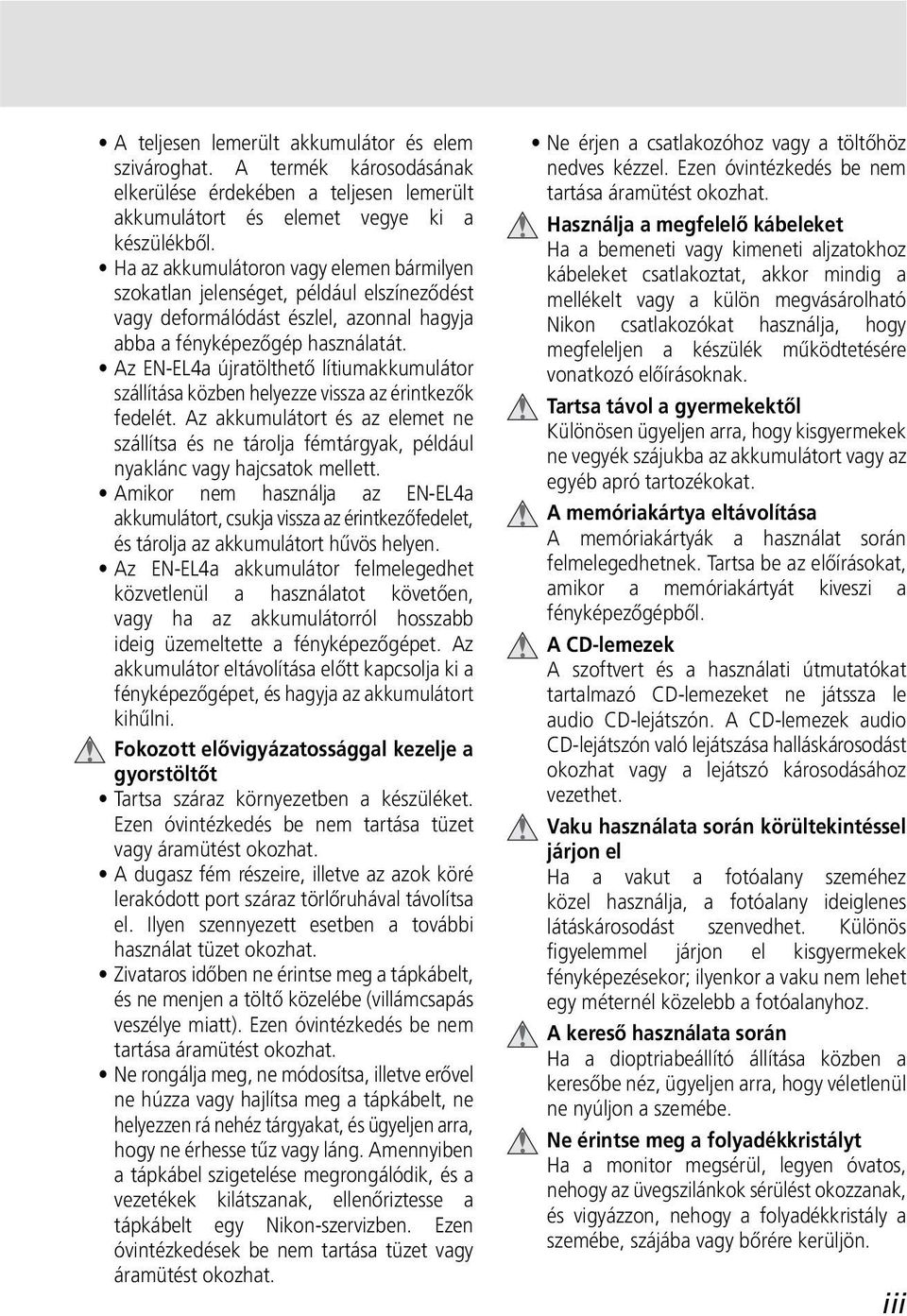 Az EN-EL4a újratölthető lítiumakkumulátor szállítása közben helyezze vissza az érintkezők fedelét.