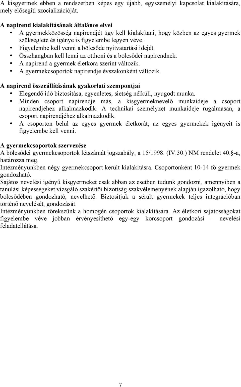 Figyelembe kell venni a bölcsőde nyitvatartási idejét. Összhangban kell lenni az otthoni és a bölcsődei napirendnek. A napirend a gyermek életkora szerint változik.