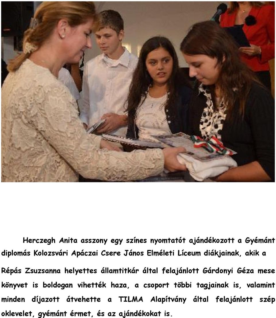 Gárdonyi Géza mese könyvet is boldogan vihették haza, a csoport többi tagjainak is, valamint minden