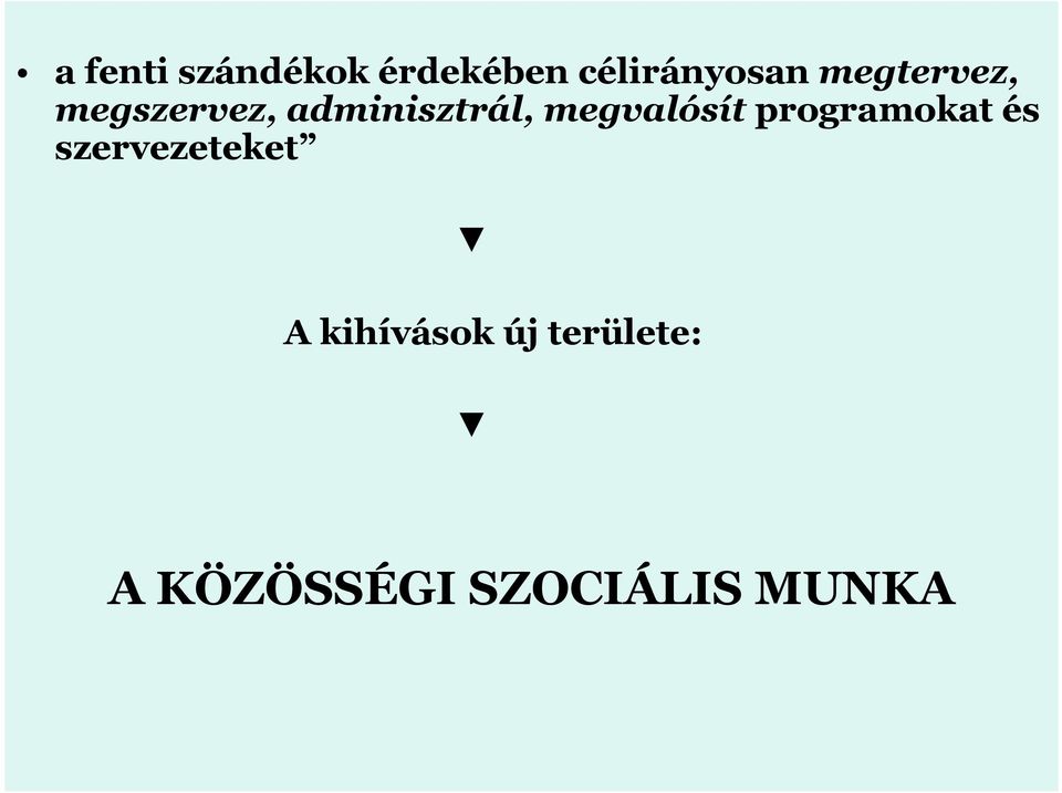 megvalósít programokat és szervezeteket A