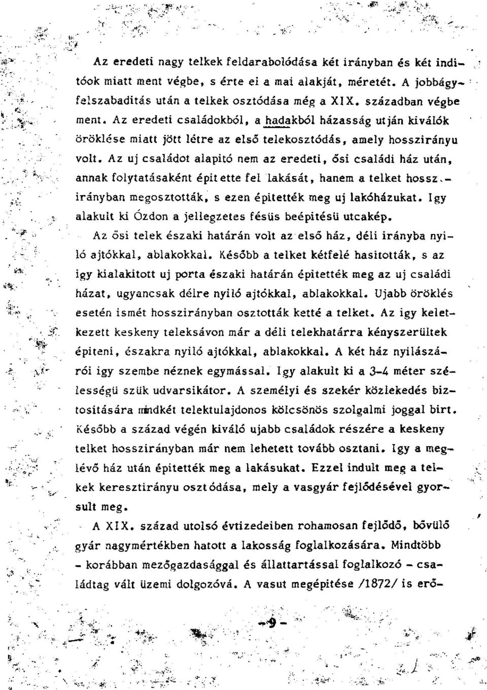 Az uj családot alapitó nem az eredeti, ősi családi ház után, annak folytatásaként építette fel lakását, hanem a telket hossz.- irányban megosztották, s ezen építették meg uj lakóházukat.