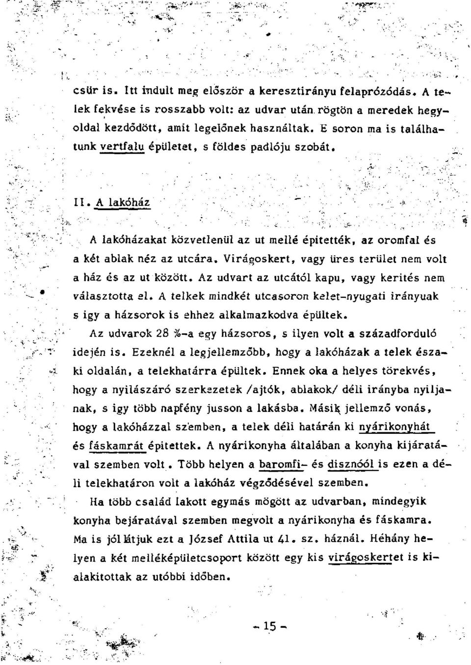 Virágoskert, vagy üres terület nem volt a ház és az ut között. Az udvart az utcától kapu, vagy kerítés nem választotta el.