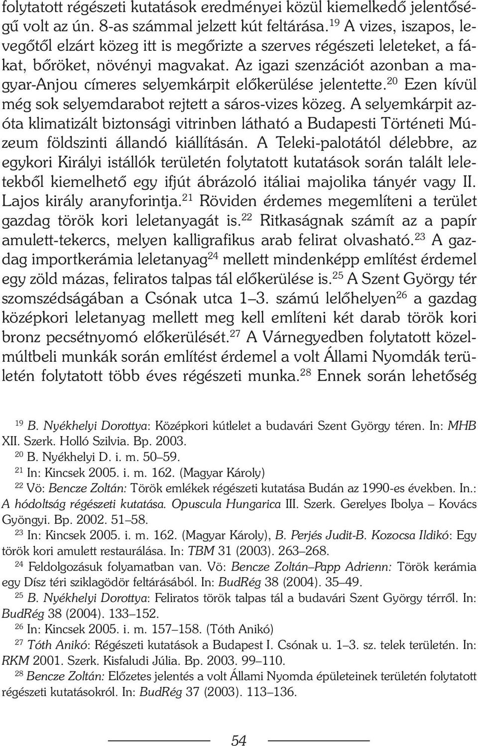 Az igazi szenzációt azonban a magyar-anjou címeres selyemkárpit elõkerülése jelentette. 20 Ezen kívül még sok selyemdarabot rejtett a sáros-vizes közeg.