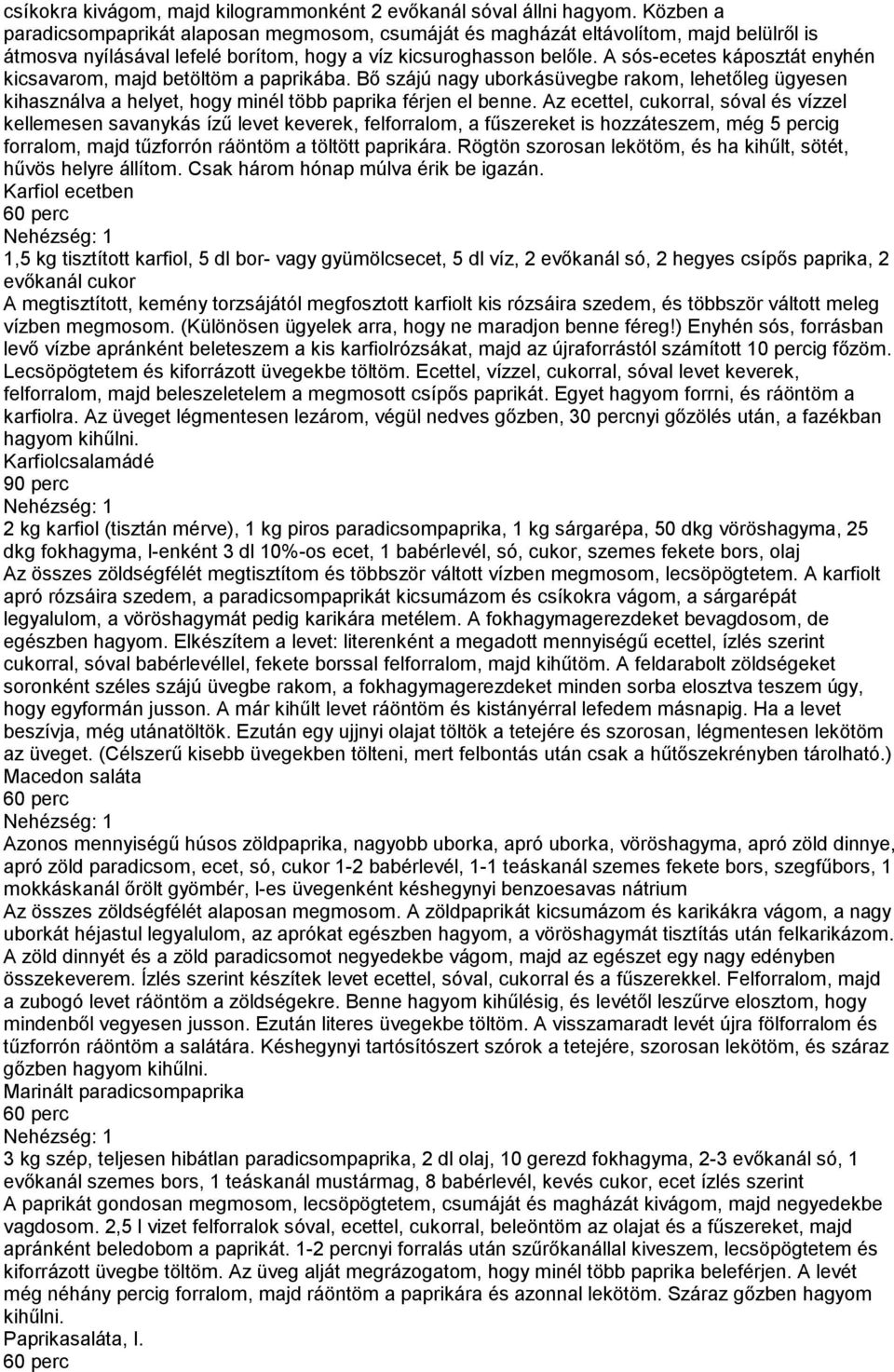 A sós-ecetes káposztát enyhén kicsavarom, majd betöltöm a paprikába. Bő szájú nagy uborkásüvegbe rakom, lehetőleg ügyesen kihasználva a helyet, hogy minél több paprika férjen el benne.