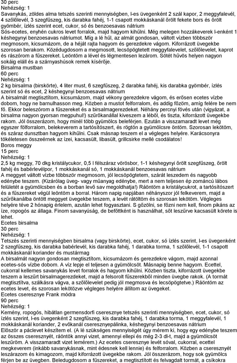 Míg a lé hűl, az almát gondosan, váltott vízben többször megmosom, kicsumázom, de a héját rajta hagyom és gerezdekre vágom. Kiforrázott üvegekbe szorosan berakom.