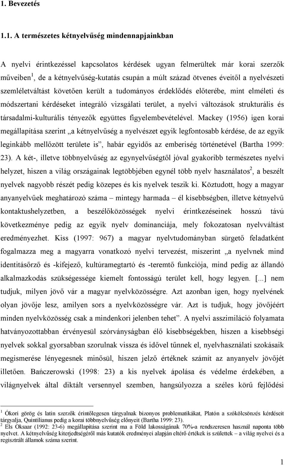 strukturális és társadalmi-kulturális tényezők együttes figyelembevételével.