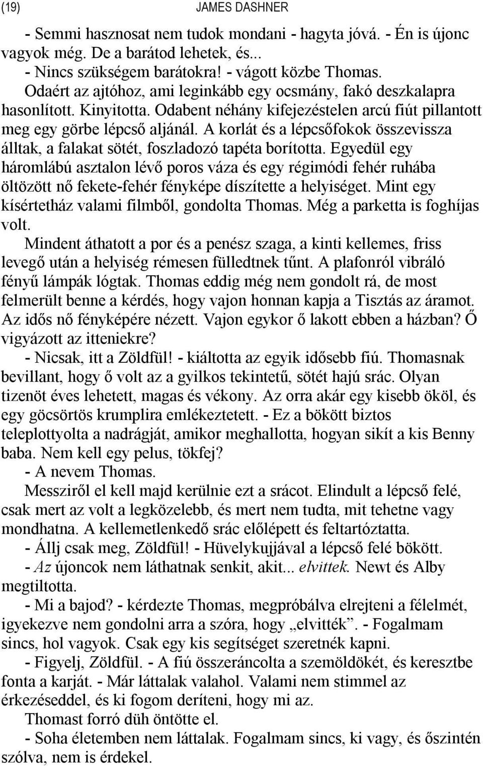 A korlát és a lépcsőfokok összevissza álltak, a falakat sötét, foszladozó tapéta borította.