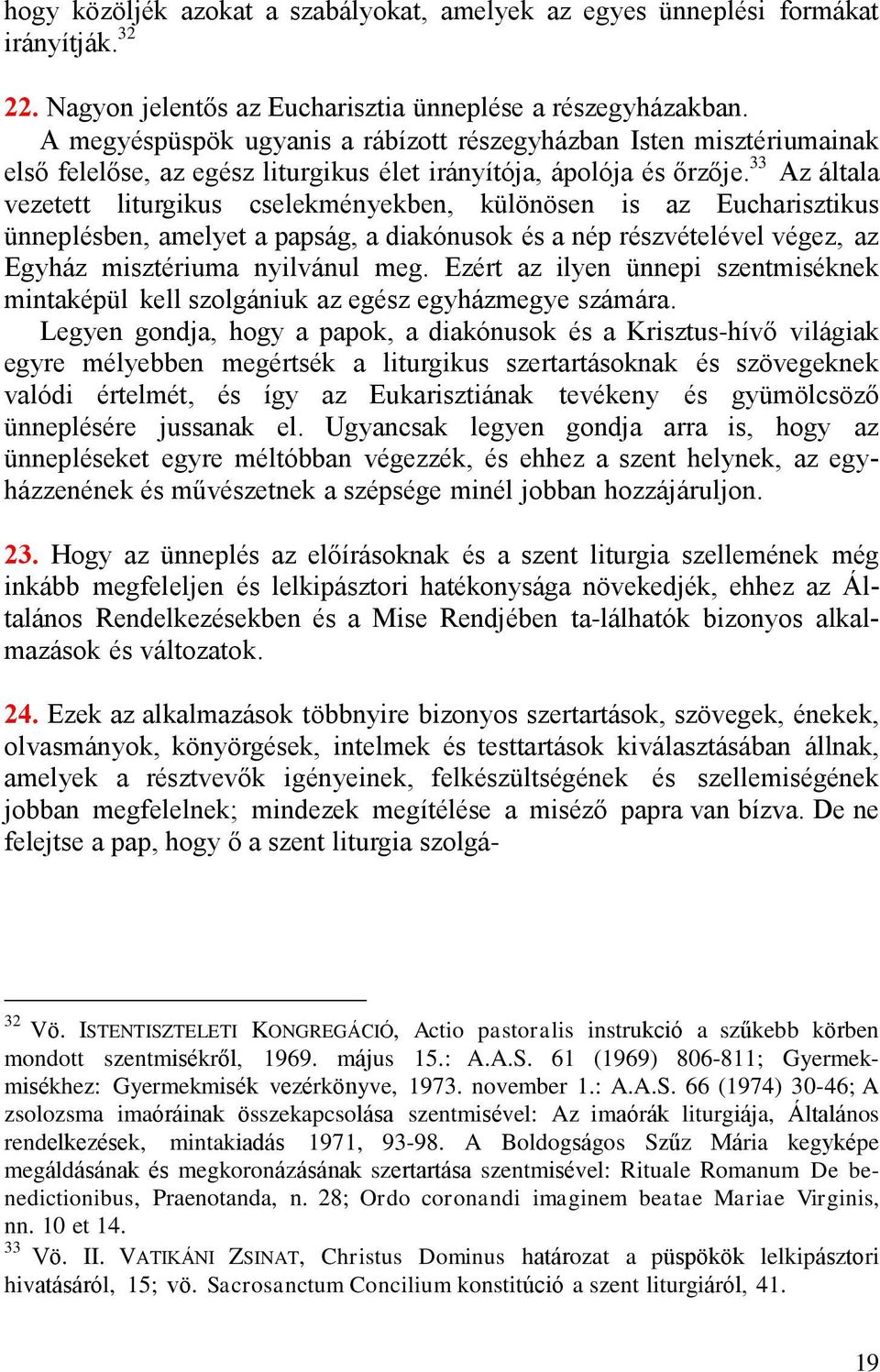 33 Az általa vezetett liturgikus cselekményekben, különösen is az Eucharisztikus ünneplésben, amelyet a papság, a diakónusok és a nép részvételével végez, az Egyház misztériuma nyilvánul meg.