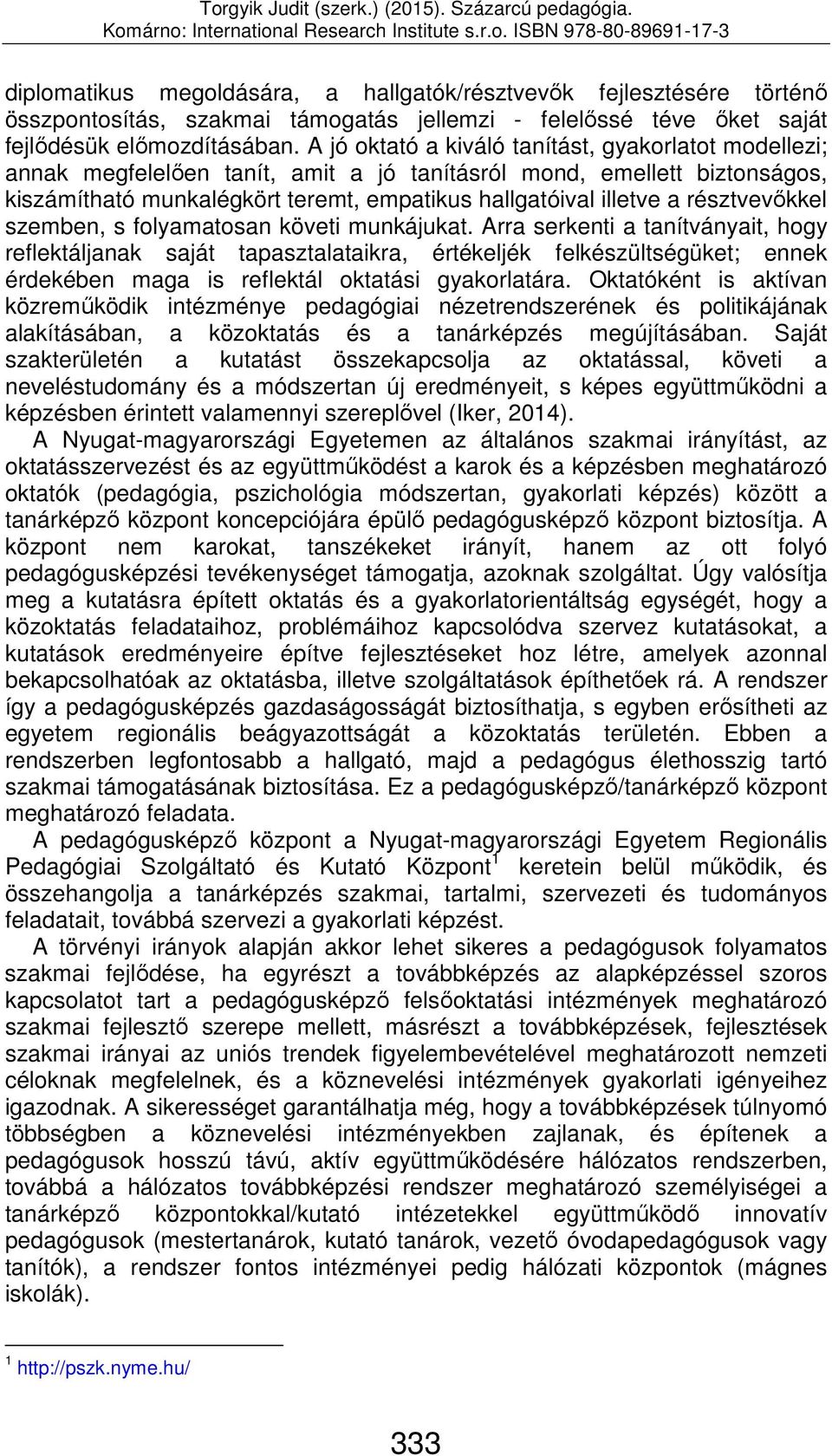 résztvevőkkel szemben, s folyamatosan követi munkájukat.