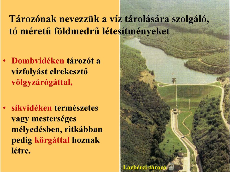 elrekesztő völgyzárógáttal, síkvidéken természetes vagy