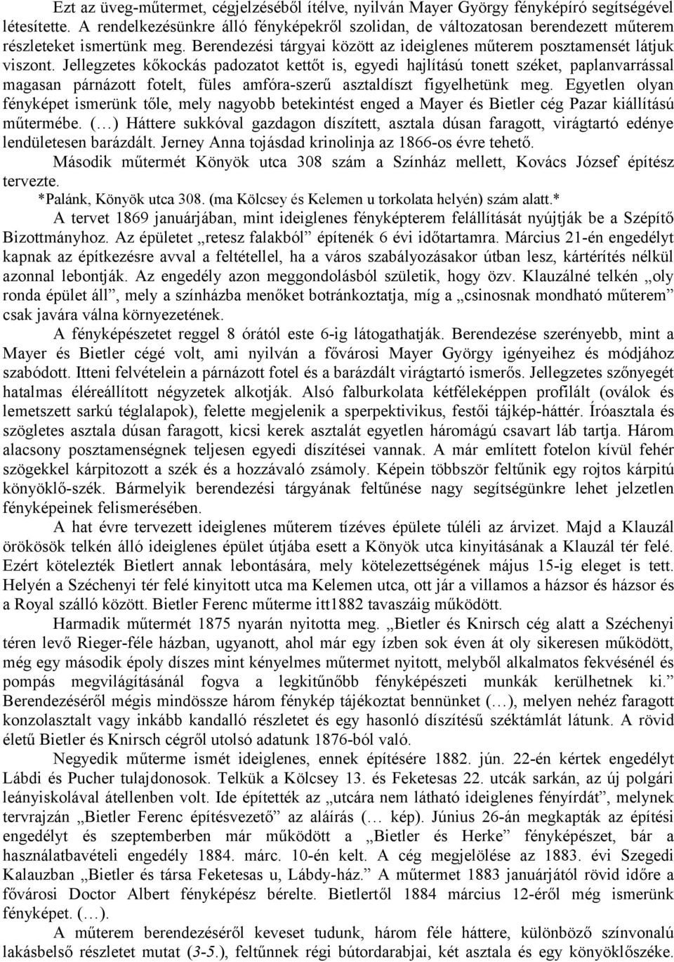 Jellegzetes kőkockás padozatot kettőt is, egyedi hajlítású tonett széket, paplanvarrással magasan párnázott fotelt, füles amfóra-szerű asztaldíszt figyelhetünk meg.