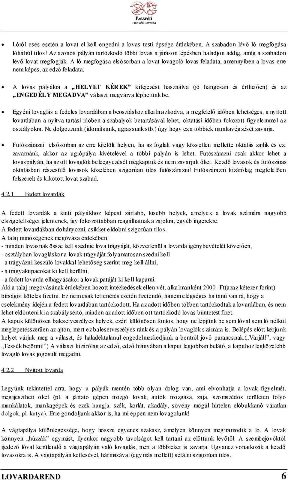 A ló megfogása elsősorban a lovat lovagoló lovas feladata, amennyiben a lovas erre nem képes, az edző feladata.