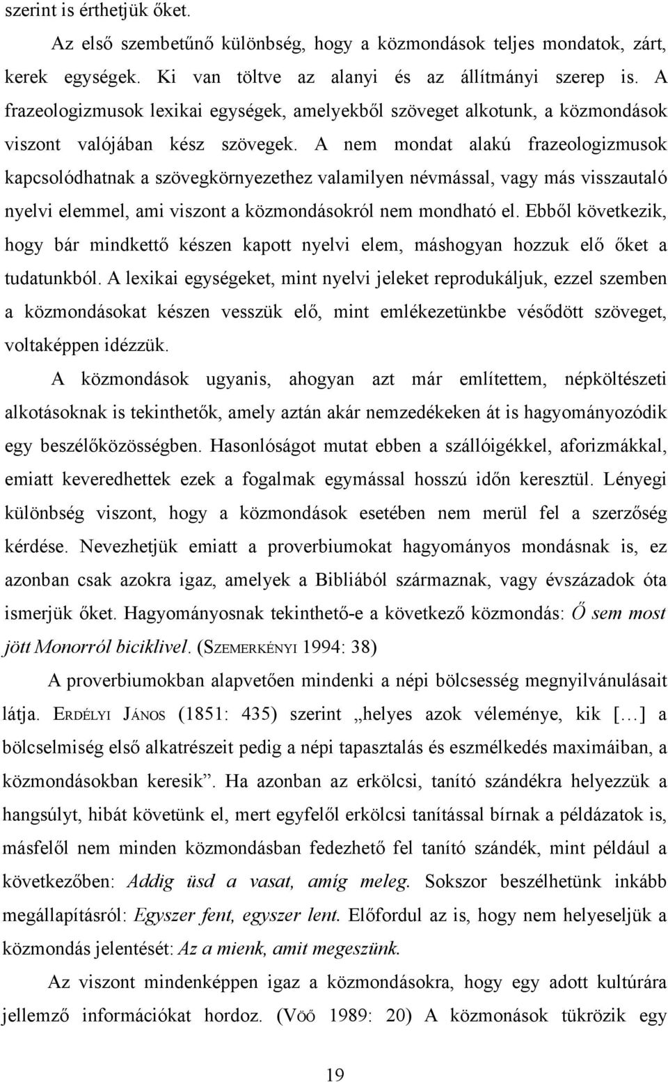 A nem mondat alakú frazeologizmusok kapcsolódhatnak a szövegkörnyezethez valamilyen névmással, vagy más visszautaló nyelvi elemmel, ami viszont a közmondásokról nem mondható el.
