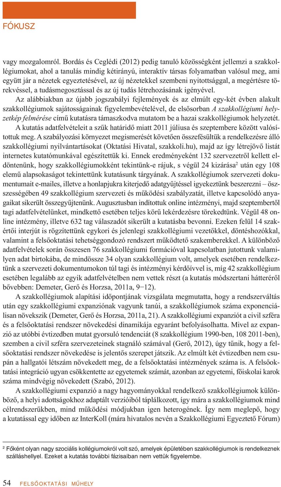 az új nézetekkel szembeni nyitottsággal, a megértésre törekvéssel, a tudásmegosztással és az új tudás létrehozásának igényével.