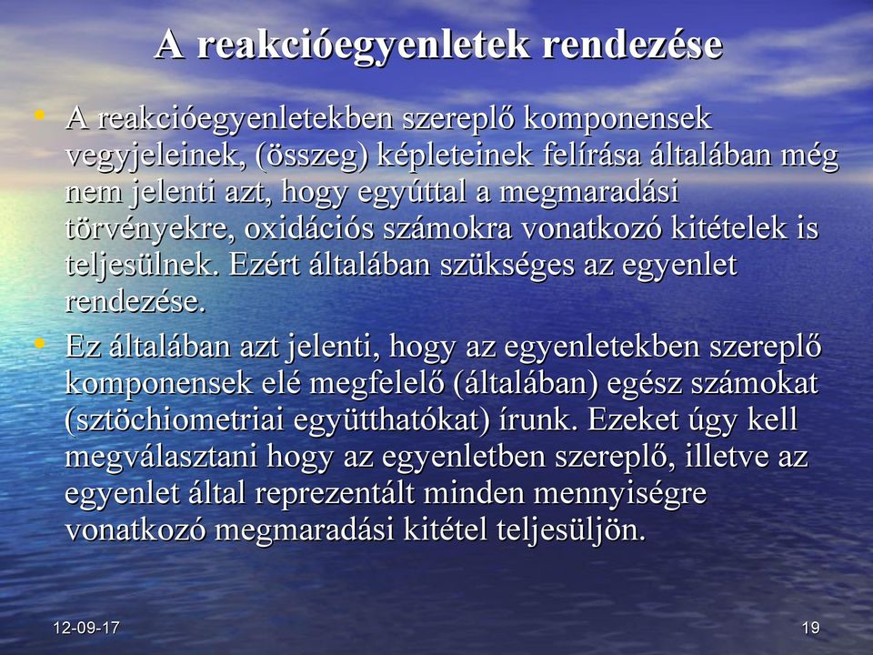 Ez általában azt jelenti, hogy az egyenletekben szereplő komponensek elé megfelelő (általában) egész számokat (sztöchiometriai együtthatókat) írunk.