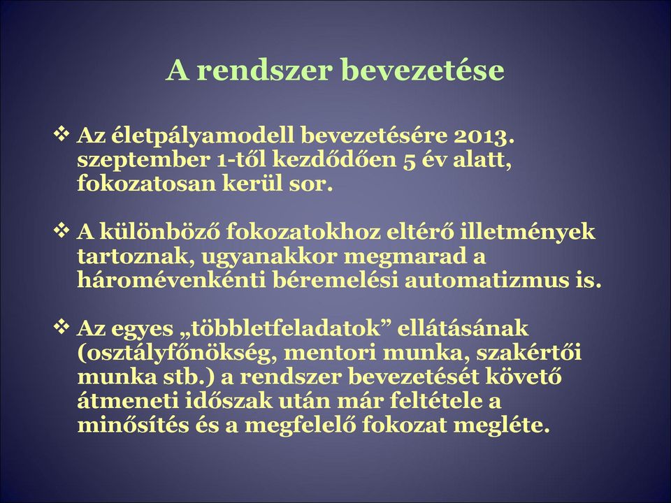 A különböző fokozatokhoz eltérő illetmények tartoznak, ugyanakkor megmarad a háromévenkénti béremelési