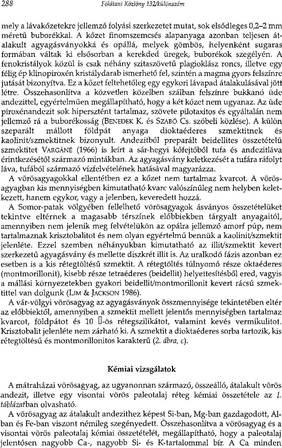 A fenokristályok közül is csak néhány szitaszövetű plagioklász roncs, illetve egy félig ép klinopiroxén kristálydarab ismerhető fel, szintén a magma gyors felszínre jutását bizonyítva.
