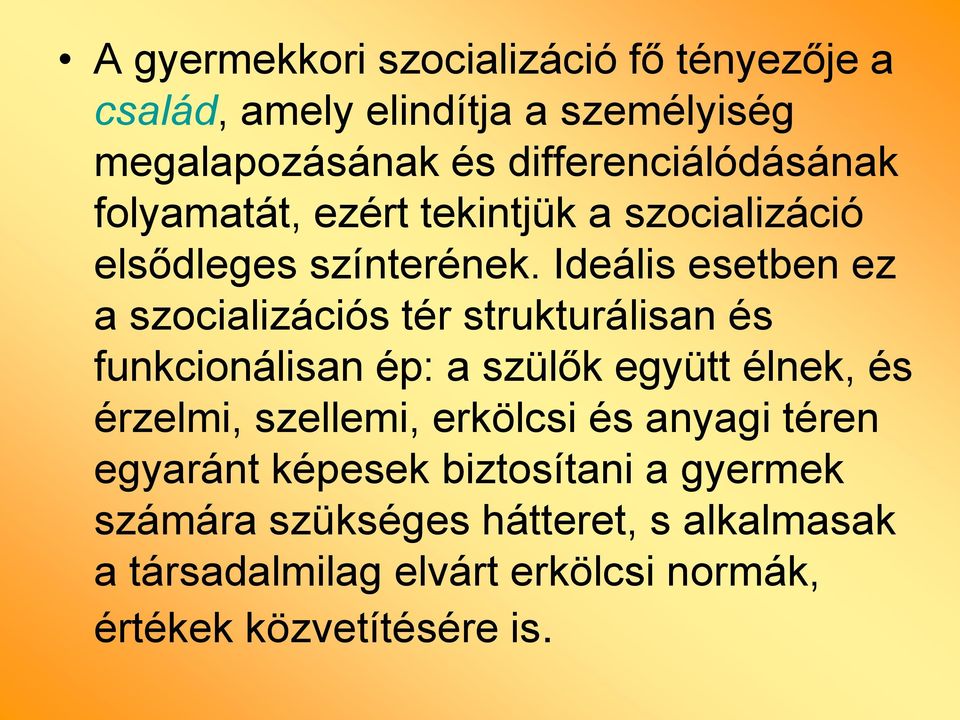 Ideális esetben ez a szocializációs tér strukturálisan és funkcionálisan ép: a szülők együtt élnek, és érzelmi,