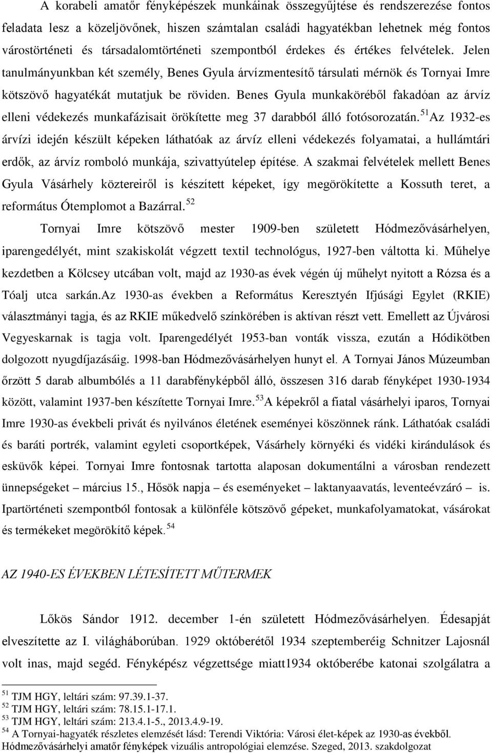 Benes Gyula munkaköréből fakadóan az árvíz elleni védekezés munkafázisait örökítette meg 37 darabból álló fotósorozatán.