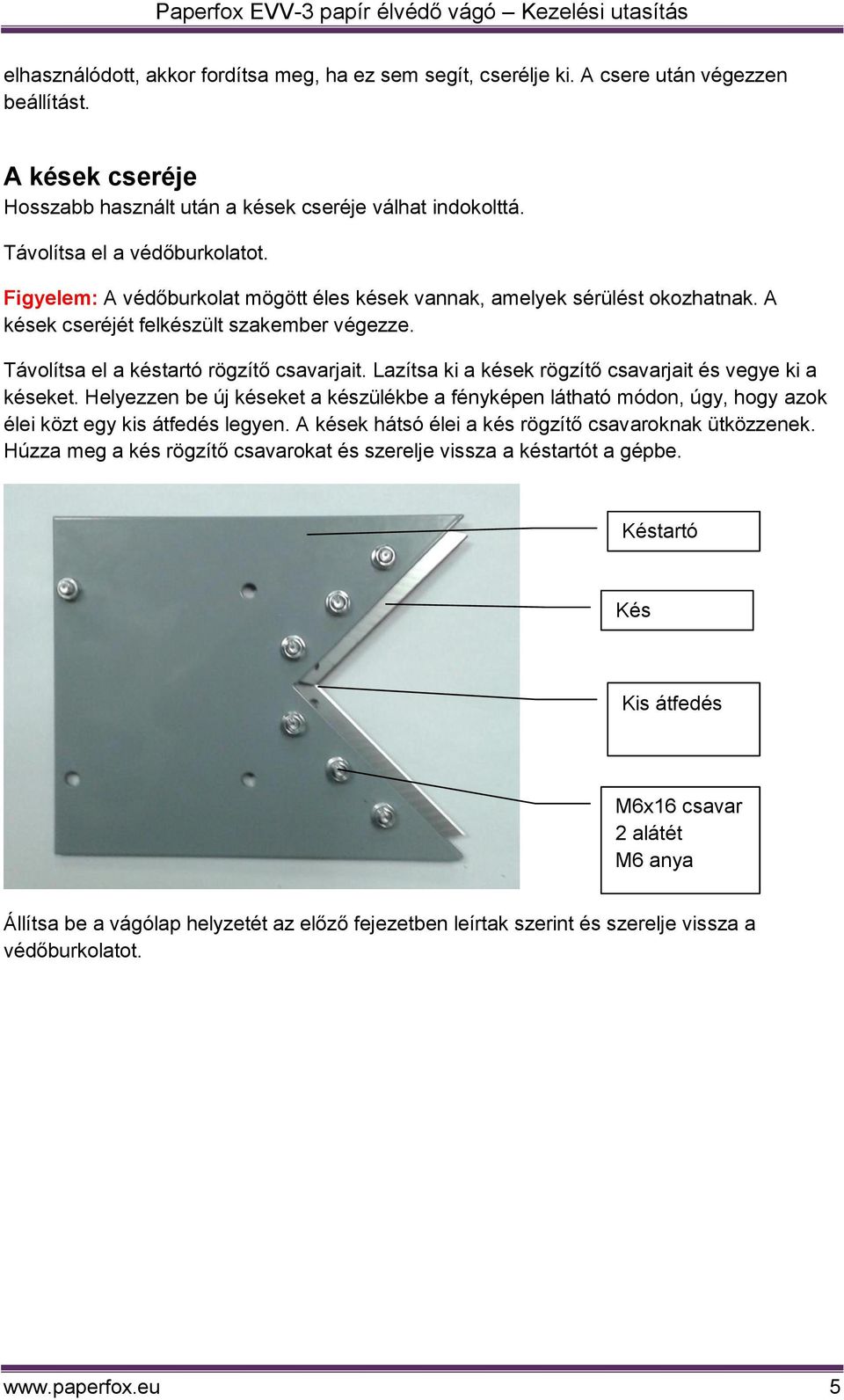 Távolítsa el a késtartó rögzítő csavarjait. Lazítsa ki a kések rögzítő csavarjait és vegye ki a késeket.