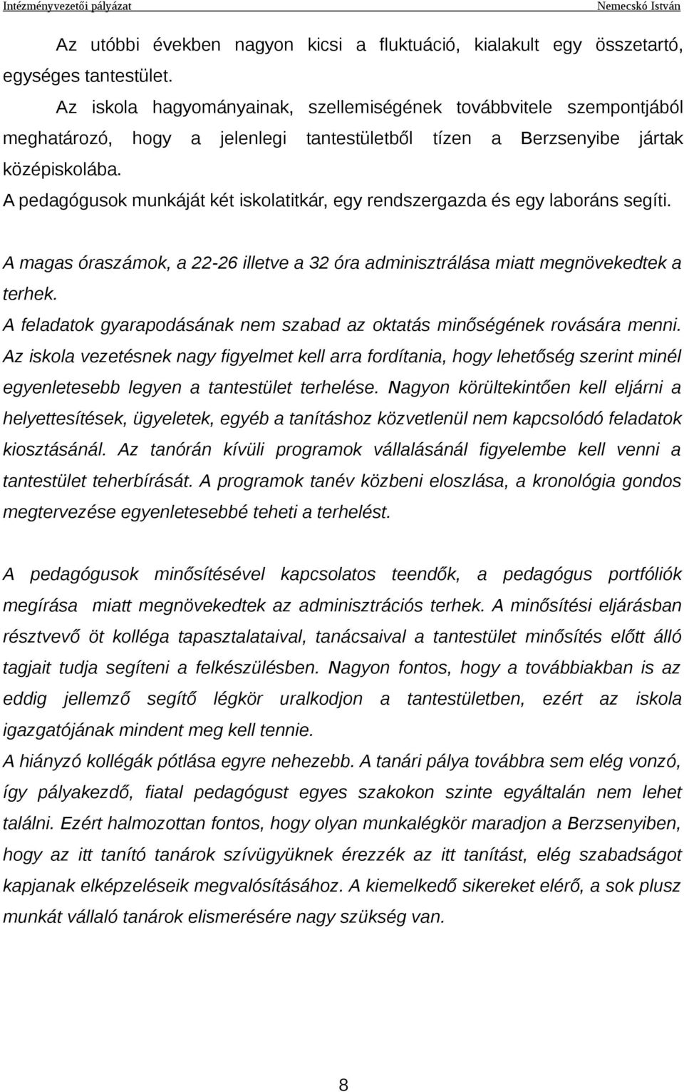 A pedagógusok munkáját két iskolatitkár, egy rendszergazda és egy laboráns segíti. A magas óraszámok, a 22-26 illetve a 32 óra adminisztrálása miatt megnövekedtek a terhek.