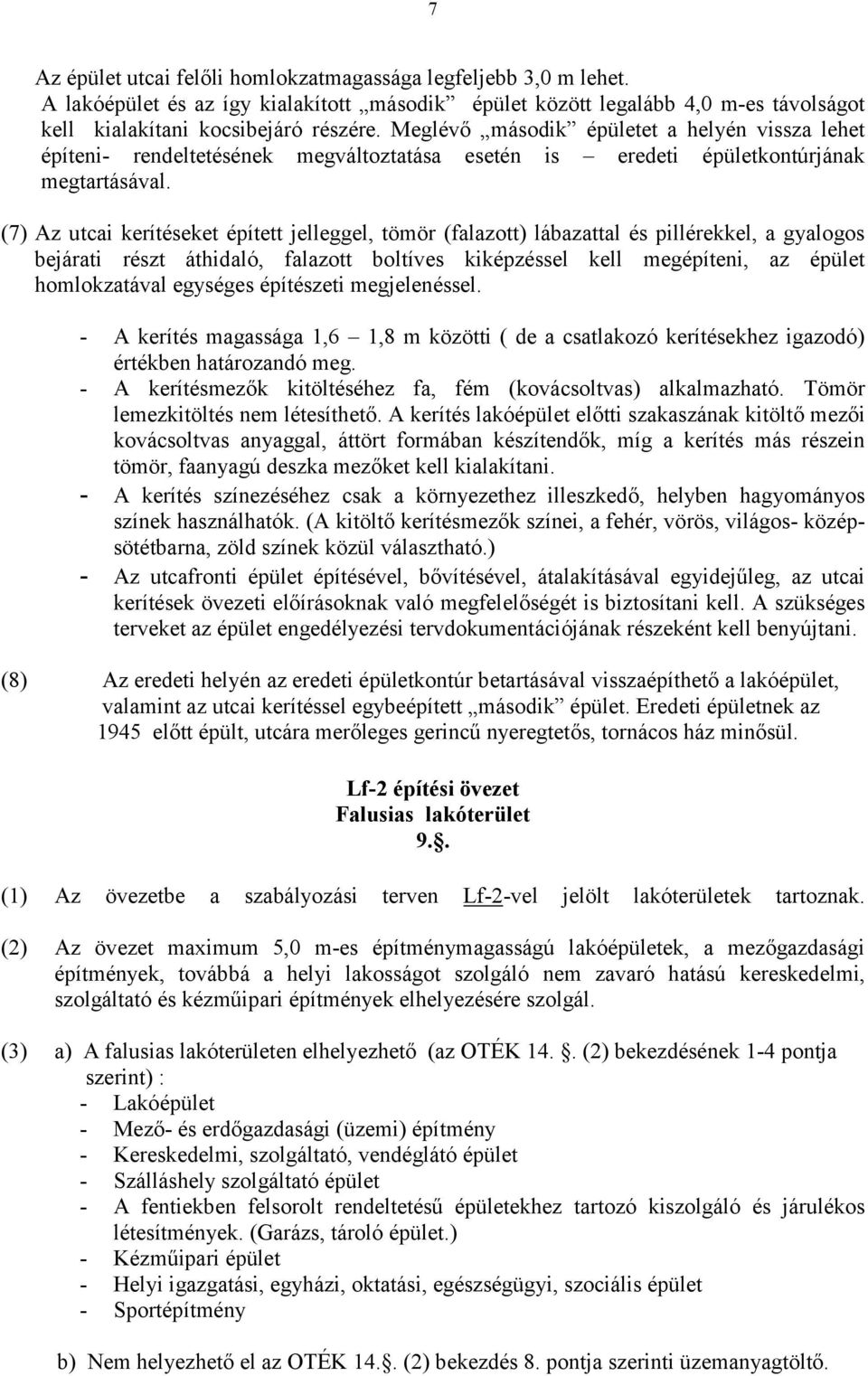 (7) Az utcai kerítéseket épített jelleggel, tömör (falazott) lábazattal és pillérekkel, a gyalogos bejárati részt áthidaló, falazott boltíves kiképzéssel kell megépíteni, az épület homlokzatával