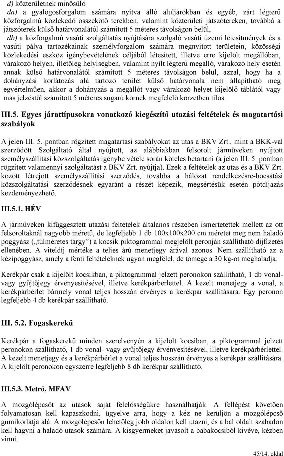 személyforgalom számára megnyitott területein, közösségi közlekedési eszköz igénybevételének céljából létesített, illetve erre kijelölt megállóban, várakozó helyen, illetőleg helyiségben, valamint
