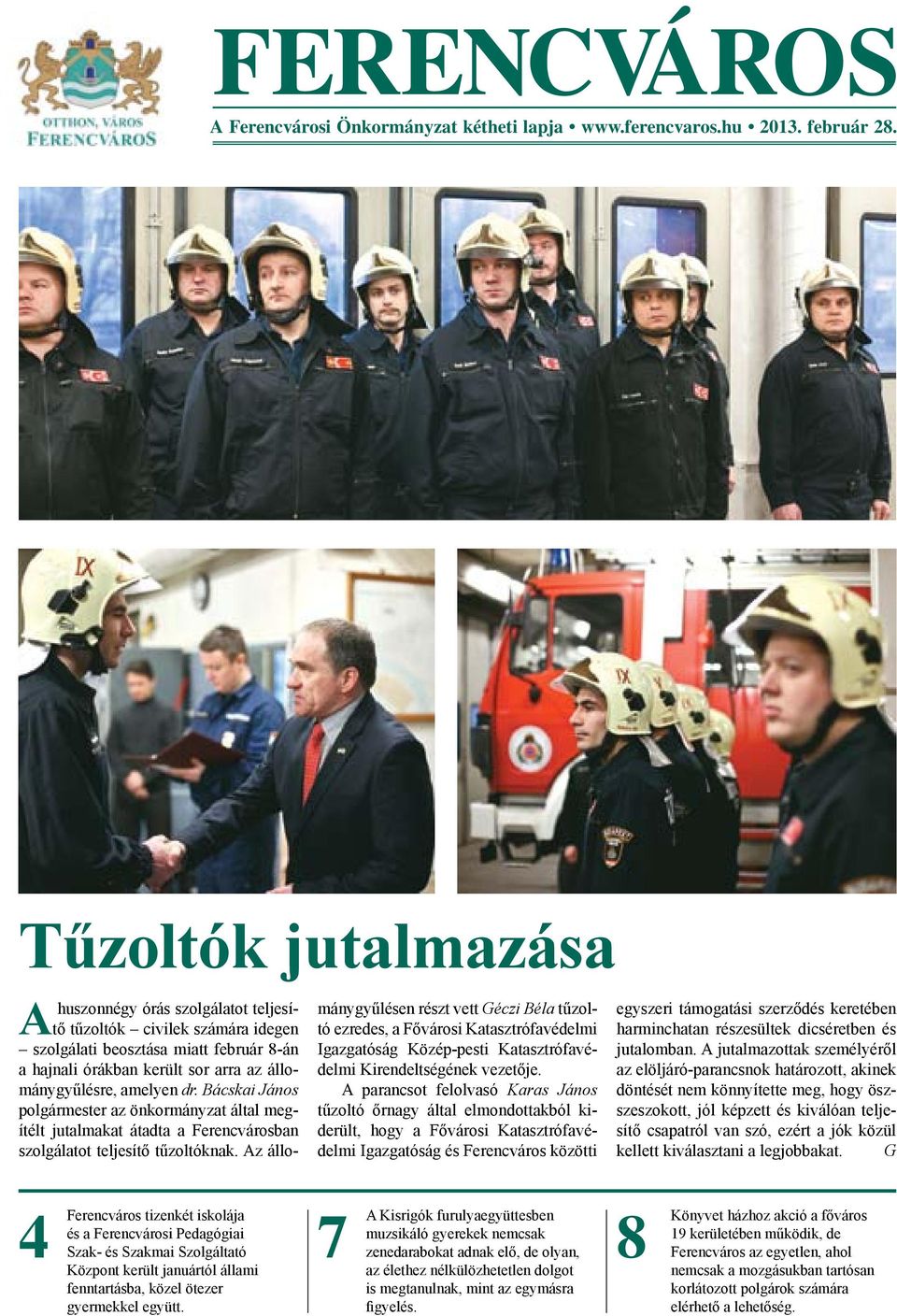 Bácskai János polgármester az önkormányzat által megítélt jutalmakat átadta a Ferencvárosban szolgálatot teljesítő tűzoltóknak.