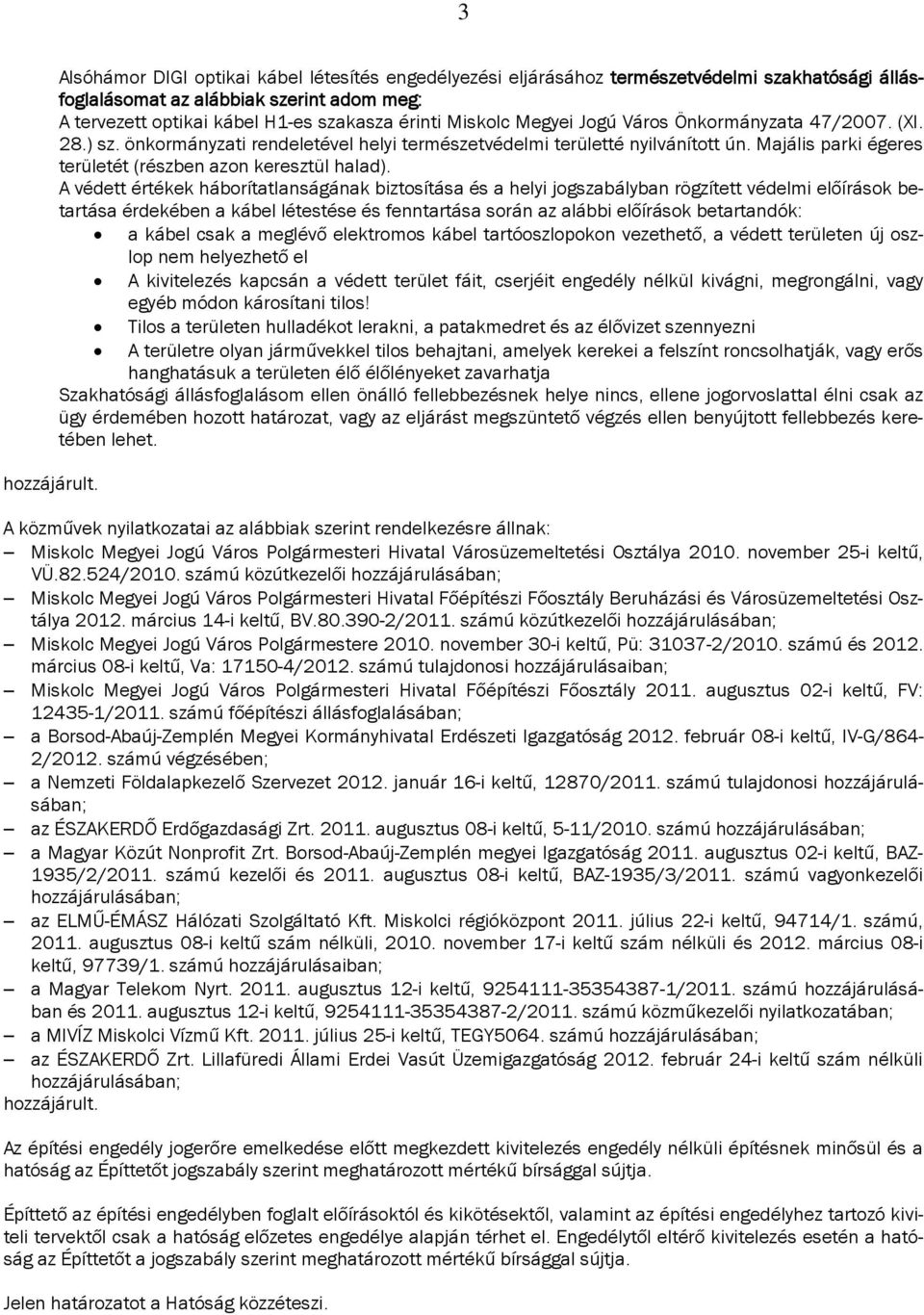 Megyei Jogú Város Önkormányzata 47/2007. (XI. 28.) sz. önkormányzati rendeletével helyi természetvédelmi területté nyilvánított ún. Majális parki égeres területét (részben azon keresztül halad).