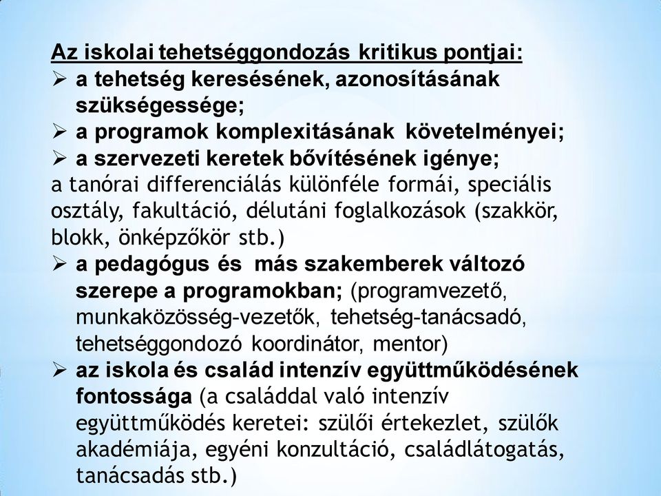 ) a pedagógus és más szakemberek változó szerepe a programokban; (programvezető, munkaközösség-vezetők, tehetség-tanácsadó, tehetséggondozó koordinátor, mentor) az