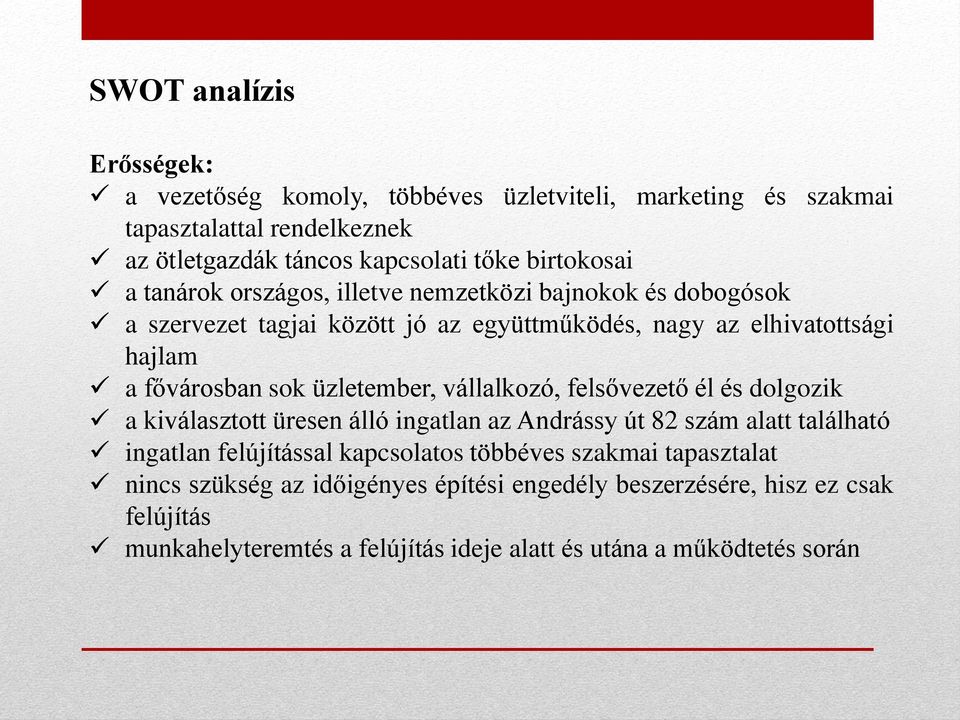 üzletember, vállalkozó, felsővezető él és dolgozik a kiválasztott üresen álló ingatlan az Andrássy út 82 szám alatt található ingatlan felújítással kapcsolatos