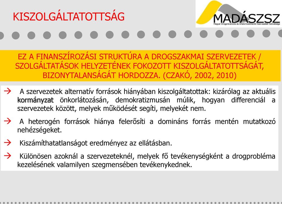 differenciál a szervezetek között, melyek működését segíti, melyekét nem. A heterogén források hiánya felerősíti a domináns forrás mentén mutatkozó nehézségeket.