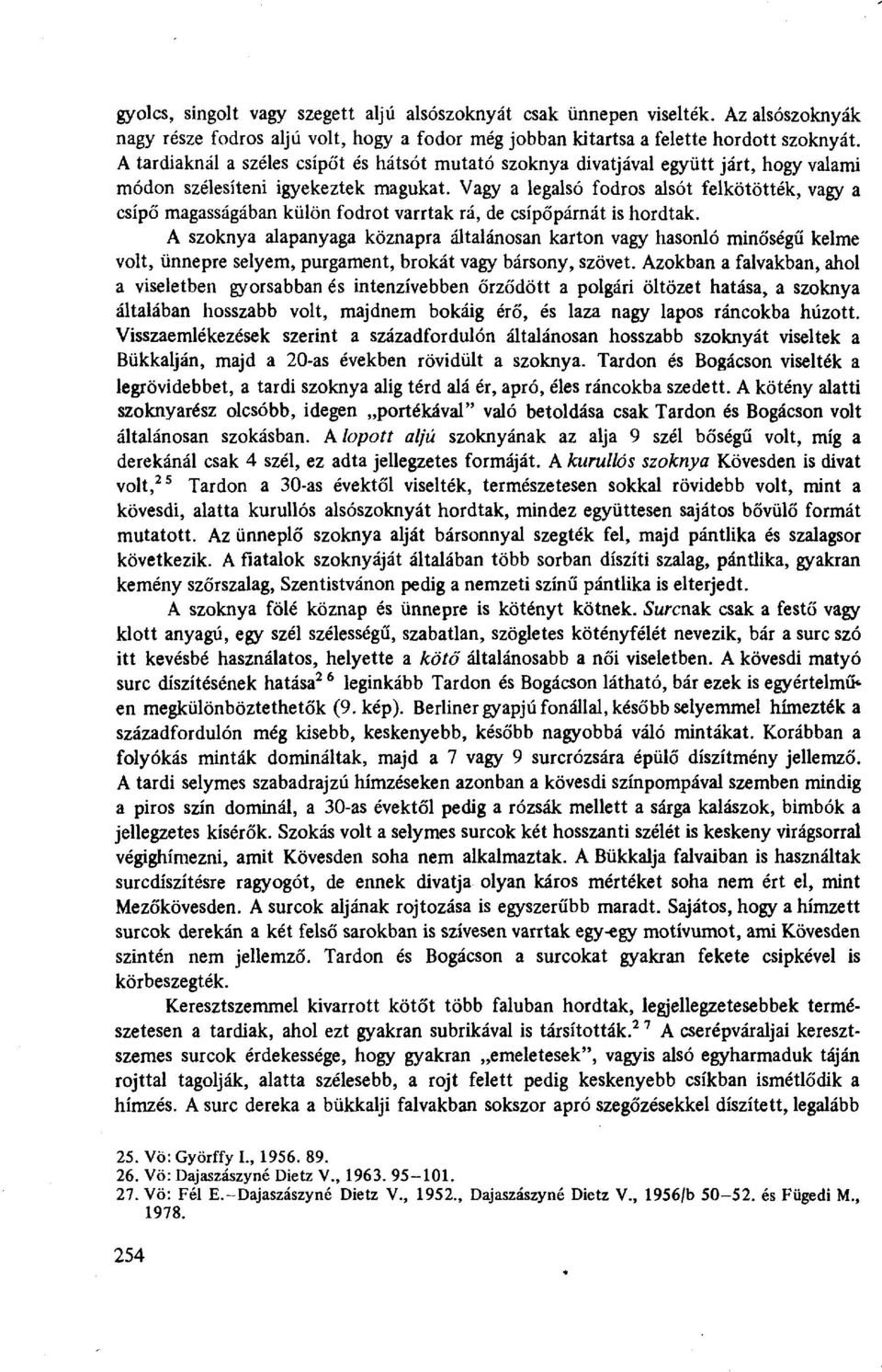 Vagy a legalsó fodros alsót felkötötték, vagy a csípő magasságában külön fodrot varrtak rá, de csípőpárnát is hordtak.