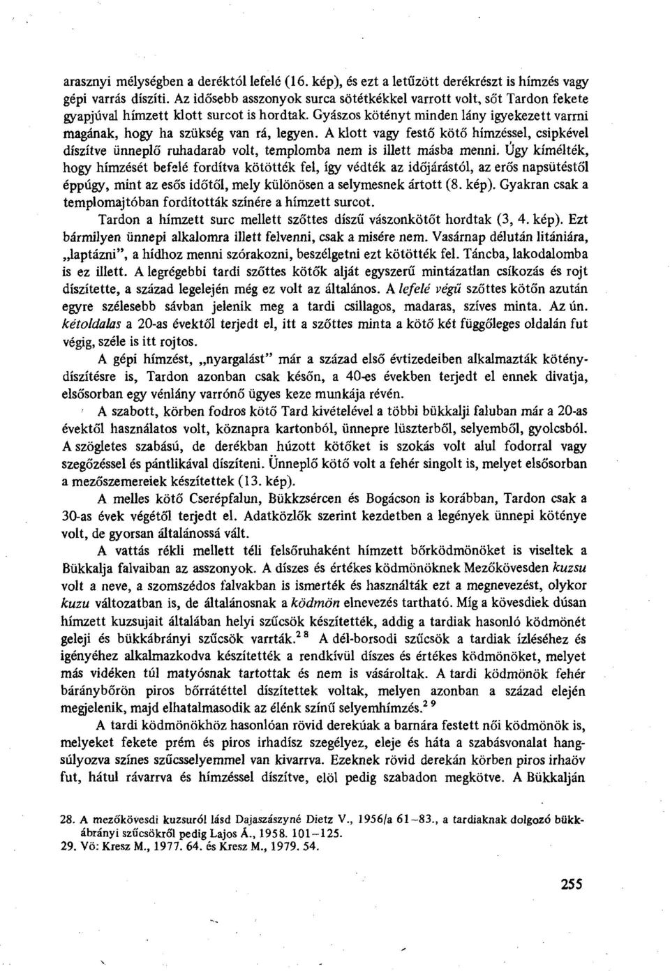 A klott vagy festő kötő hímzéssel, csipkével díszítve ünneplő ruhadarab volt, templomba nem is illett másba menni.
