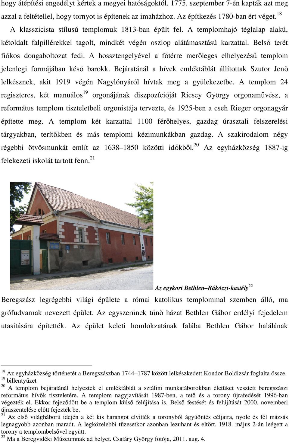 Belső terét fiókos dongaboltozat fedi. A hossztengelyével a főtérre merőleges elhelyezésű templom jelenlegi formájában késő barokk.