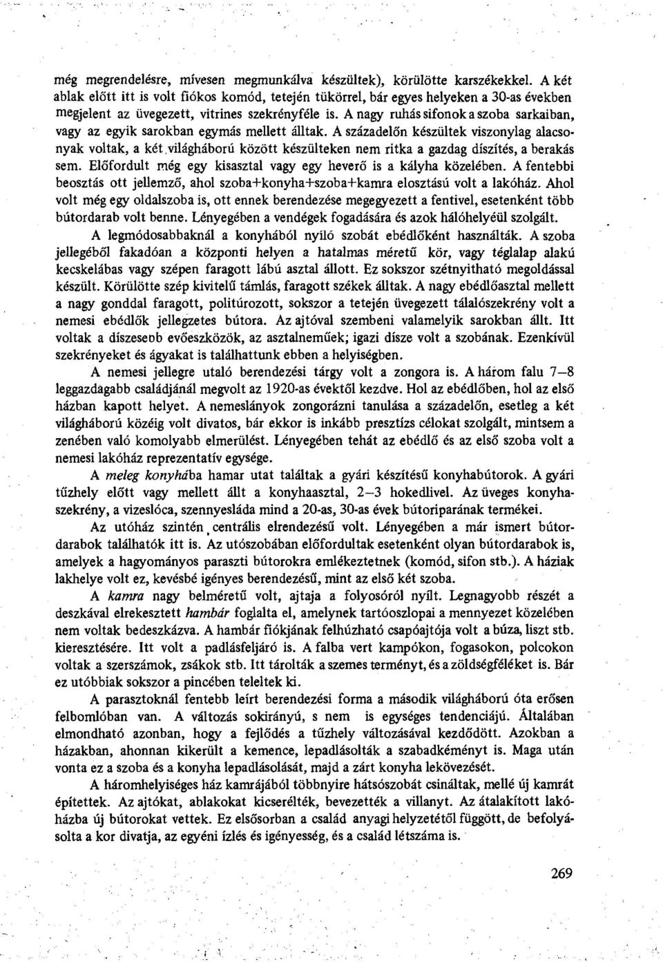 A nagy ruhás sifonok a szoba sarkaiban, vagy az egyik sarokban egymás mellett álltak.