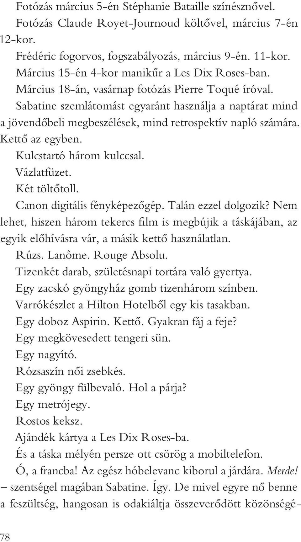 Sabatine szemlátomást egyaránt használja a naptárat mind a jövendőbeli megbeszélések, mind retrospektív napló számára. Kettő az egyben. Kulcstartó három kulccsal. Vázlatfüzet. Két töltőtoll.