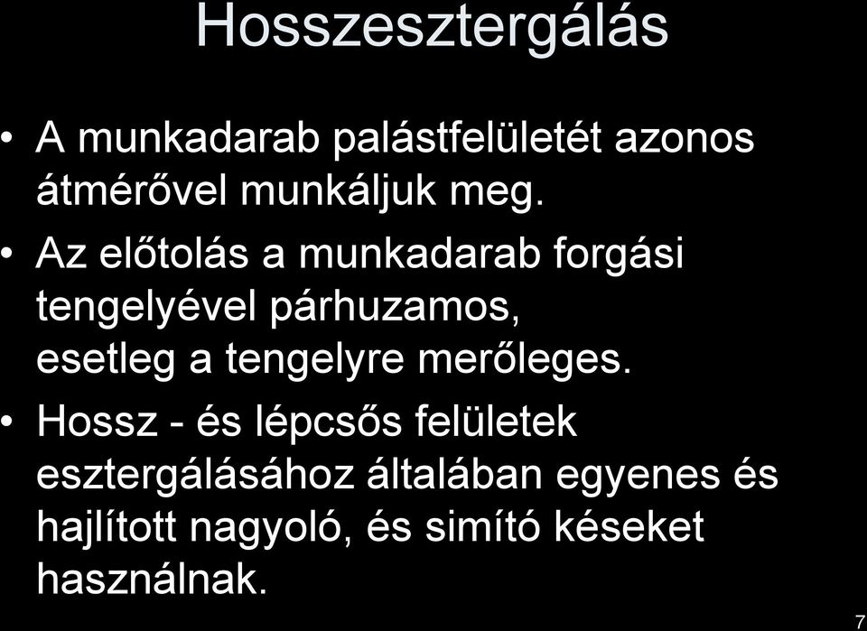 Az előtolás a munkadarab forgási tengelyével párhuzamos, esetleg a