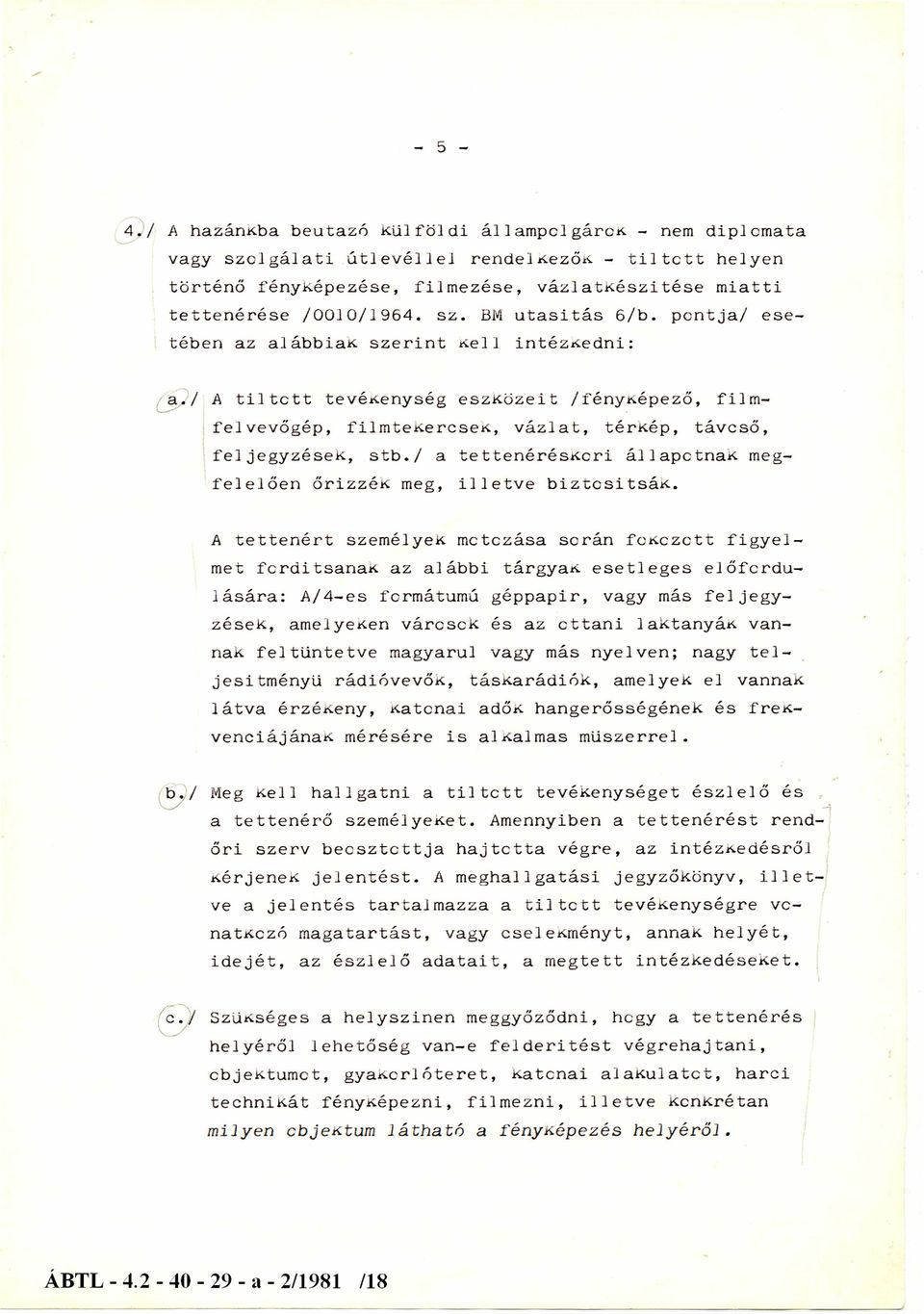 / A t i l t o t t t e v é k e n y s é g e s z k ö z e i t / f é n y k é p e z ő, f i l m felvevőgép, filmtekercsek, vázlat, térkép, távcső, feljegyzések, stb.
