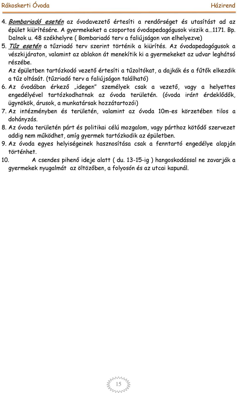 Az óvodapedagógusok a vészkijáraton, valamint az ablakon át menekítik ki a gyermekeket az udvar leghátsó részébe.
