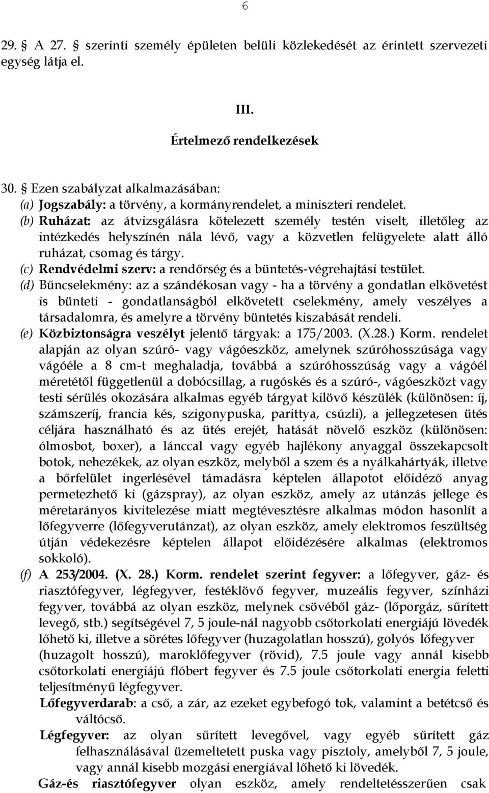 (b) Ruházat: az átvizsgálásra kötelezett személy testén viselt, illetőleg az intézkedés helyszínén nála lévő, vagy a közvetlen felügyelete alatt álló ruházat, csomag és tárgy.