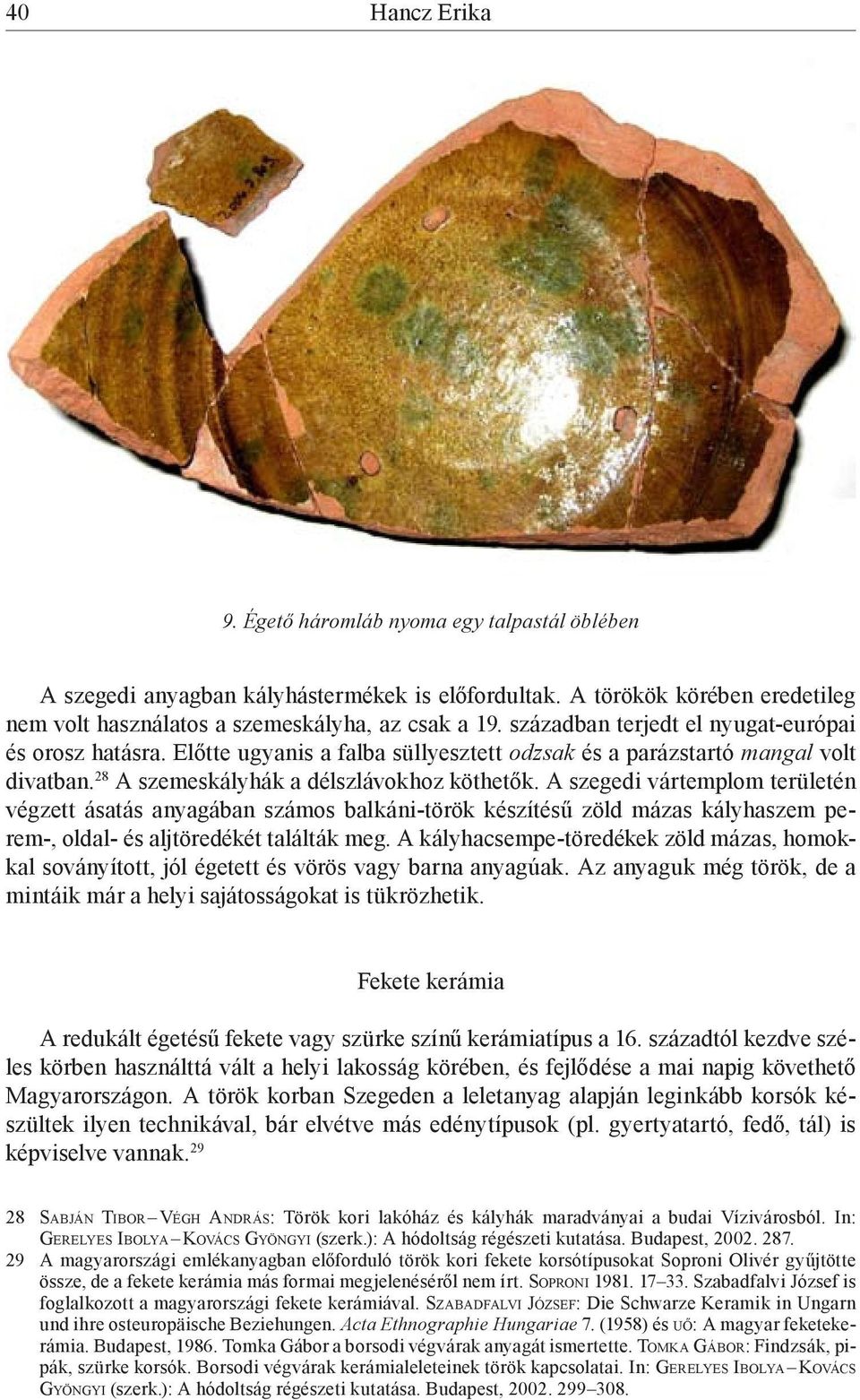 A szegedi vártemplom területén végzett ásatás anyagában számos balkáni-török készítésű zöld mázas kályhaszem perem-, oldal- és aljtöredékét találták meg.