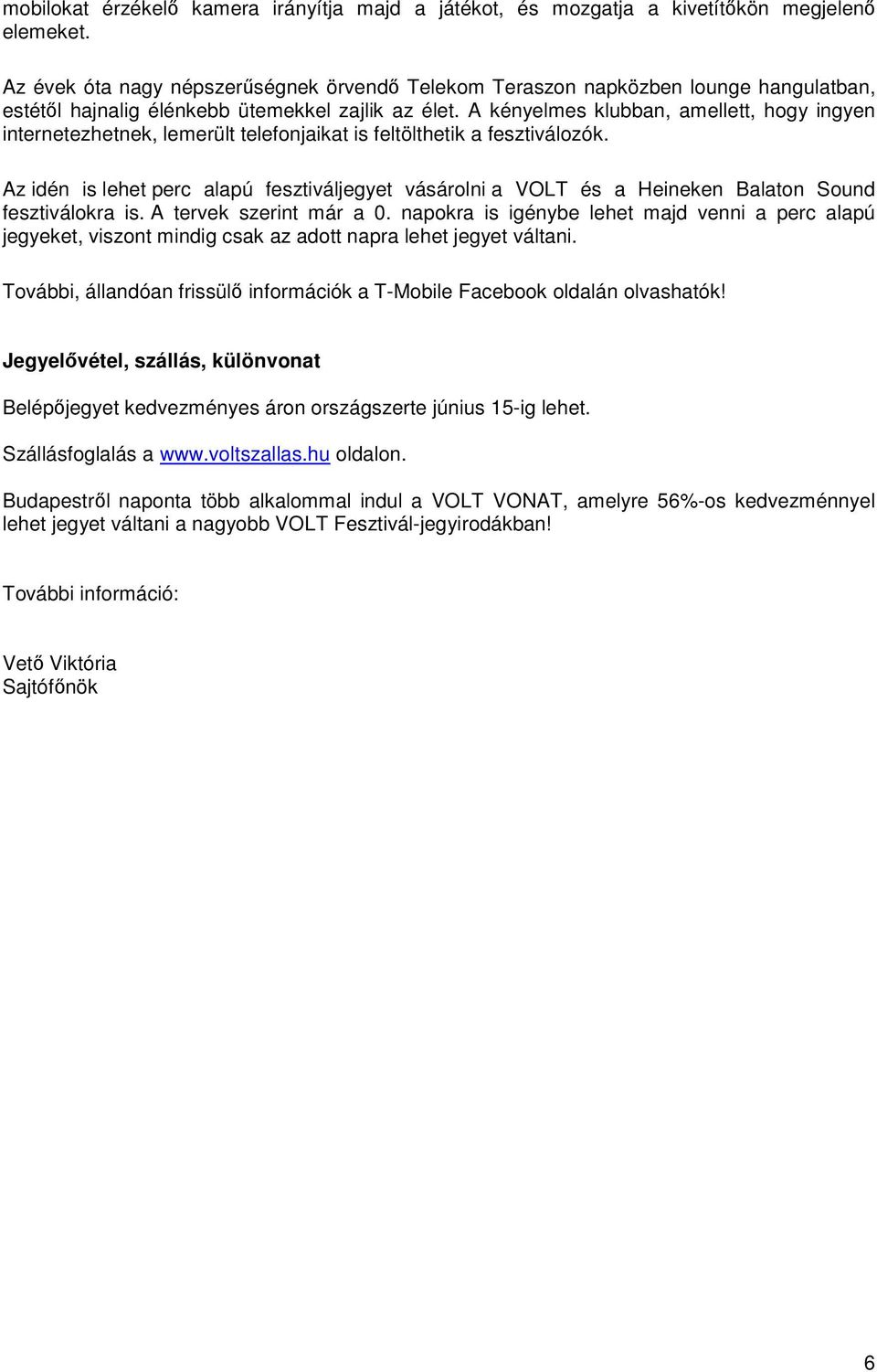 A kényelmes klubban, amellett, hogy ingyen internetezhetnek, lemerült telefonjaikat is feltölthetik a fesztiválozók.