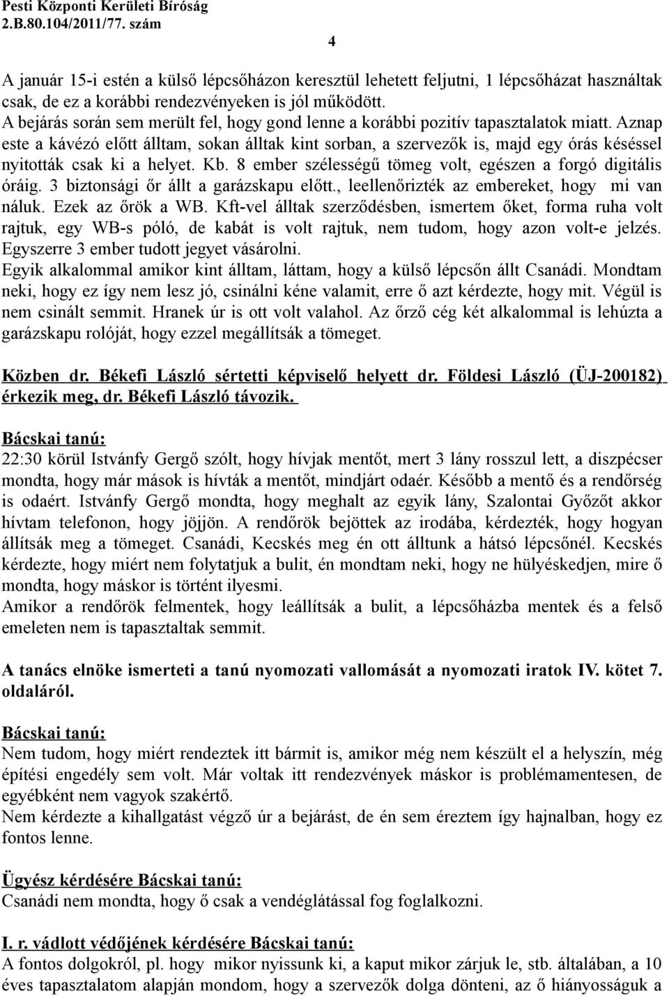 Aznap este a kávézó előtt álltam, sokan álltak kint sorban, a szervezők is, majd egy órás késéssel nyitották csak ki a helyet. Kb. 8 ember szélességű tömeg volt, egészen a forgó digitális óráig.