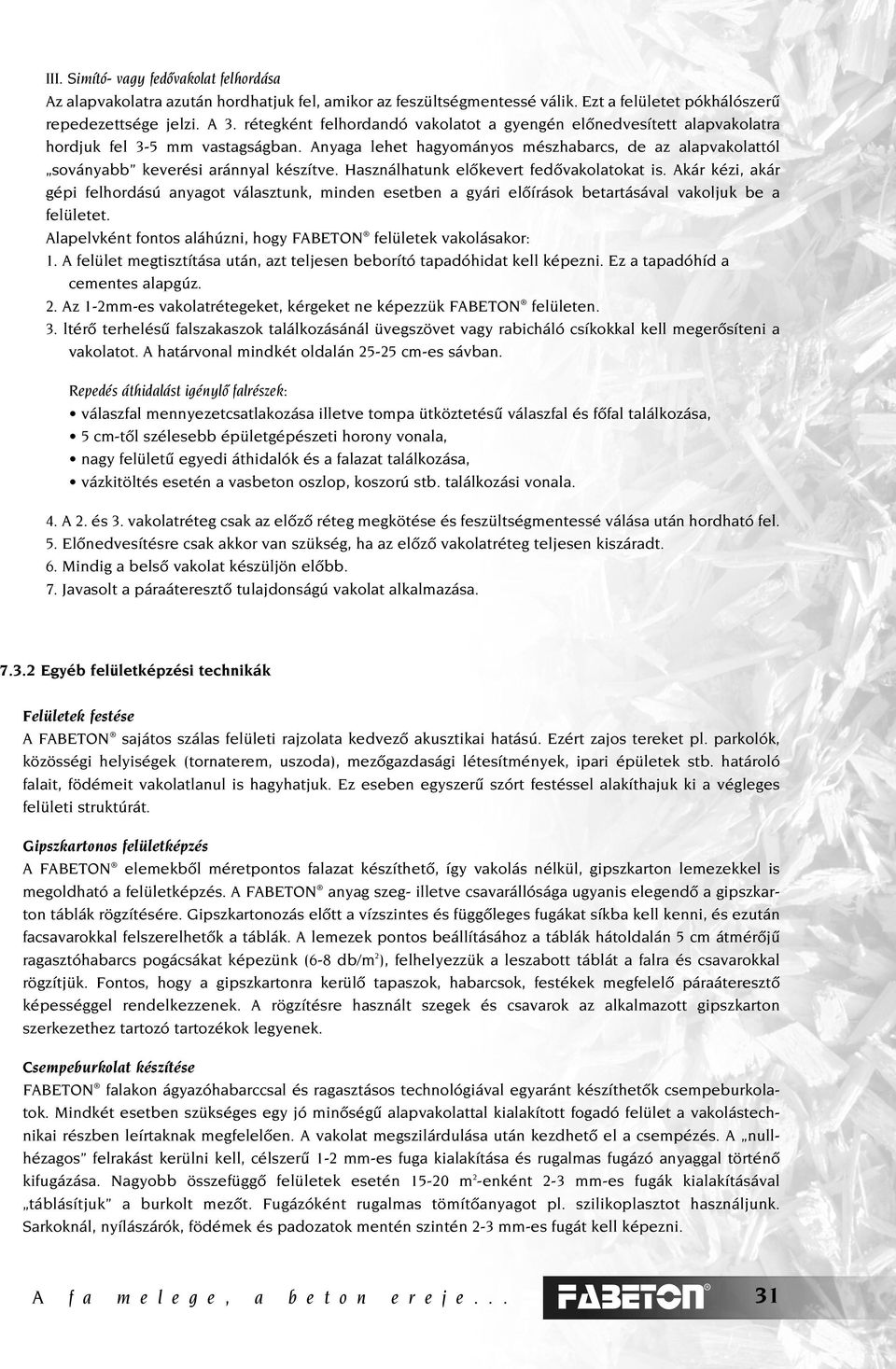 Használhatunk elôkevert fedôvakolatokat is. Akár kézi, akár gépi felhordású anyagot választunk, minden esetben a gyári elôírások betartásával vakoljuk be a felületet.