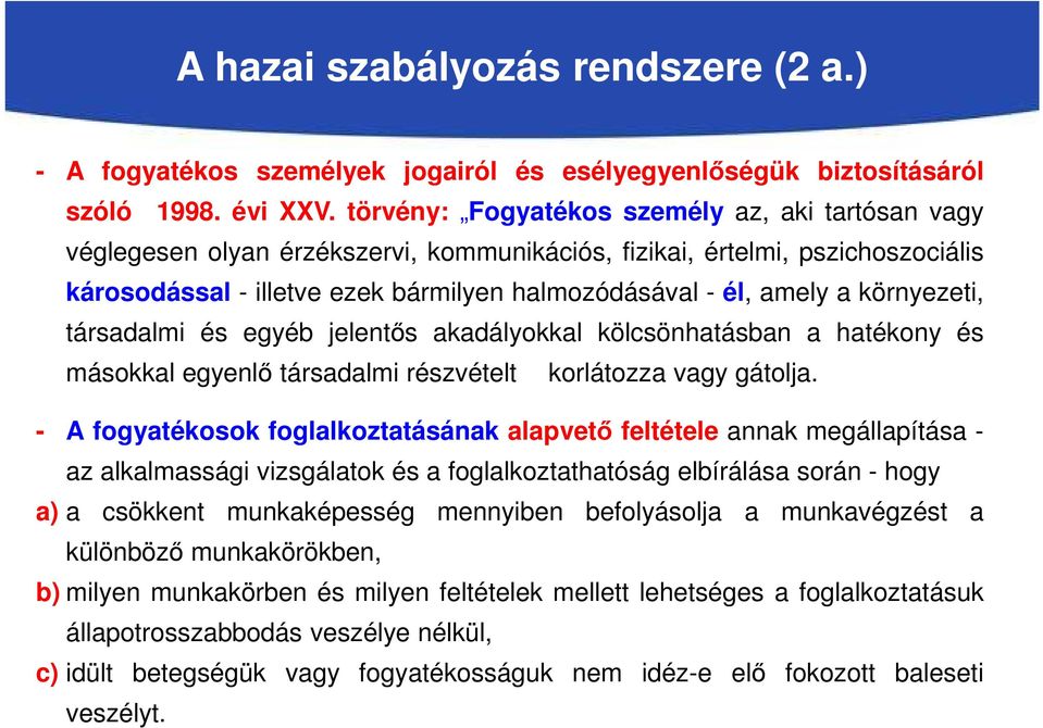 környezeti, társadalmi és egyéb jelentős akadályokkal kölcsönhatásban a hatékony és másokkal egyenlő társadalmi részvételt korlátozza vagy gátolja.