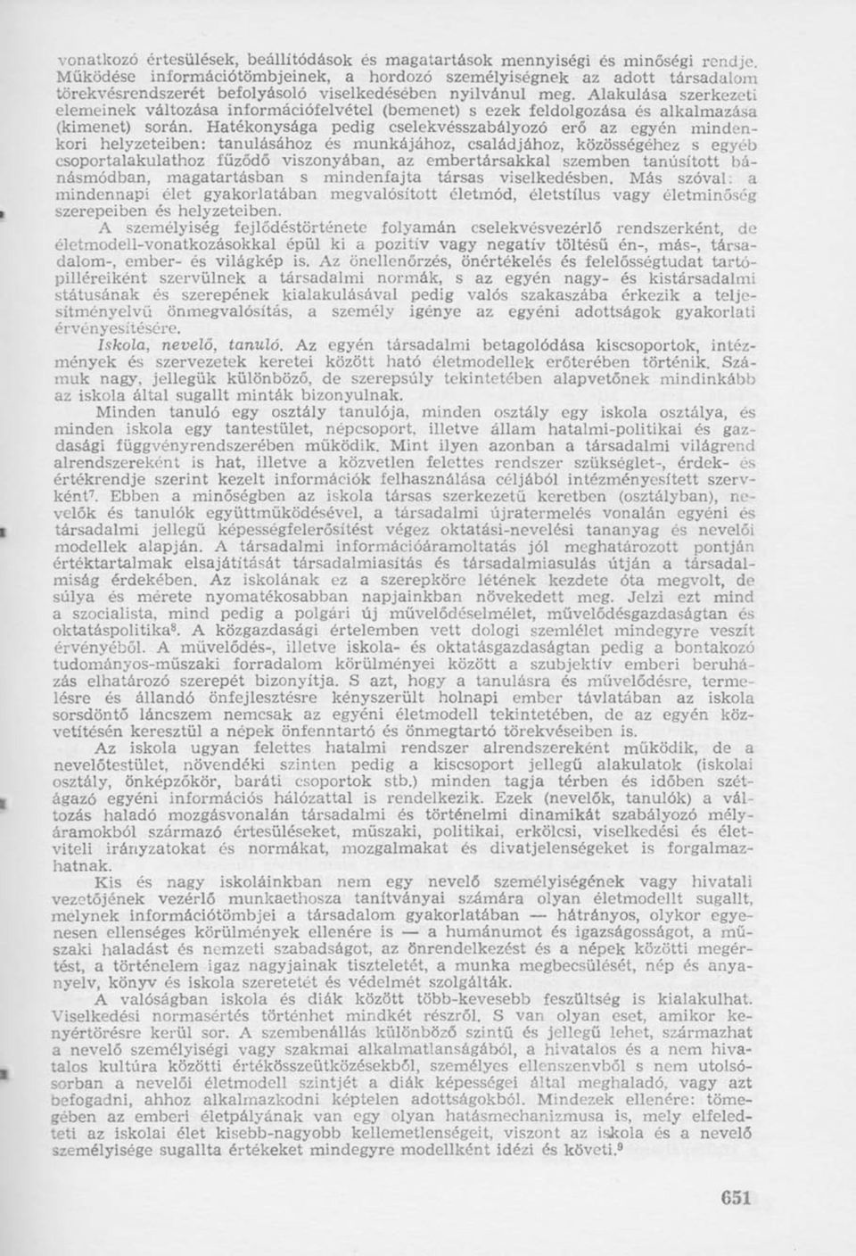 Alakulása szerkezeti elemeinek változása információfelvétel (bemenet) s ezek feldolgozása és alkalmazása (kimenet) során.